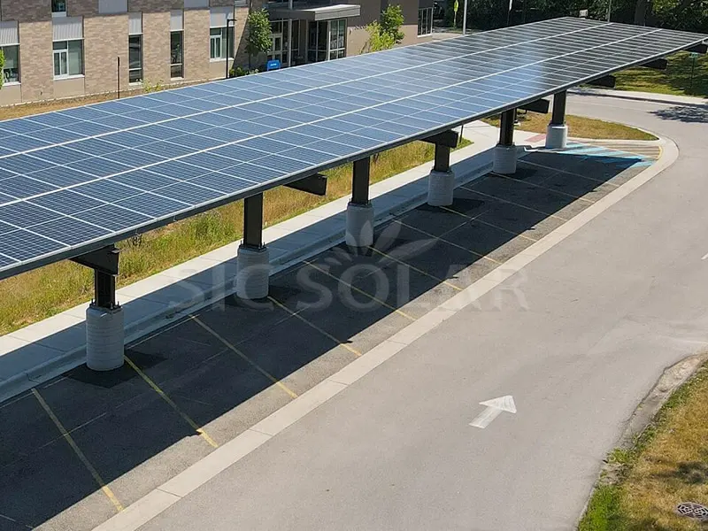 米国の100KWソーラーカーポート構造