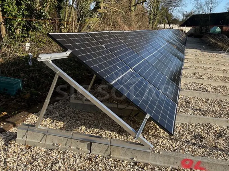 地面/平屋根用の 25KW ソーラートライアングルマウントシステム